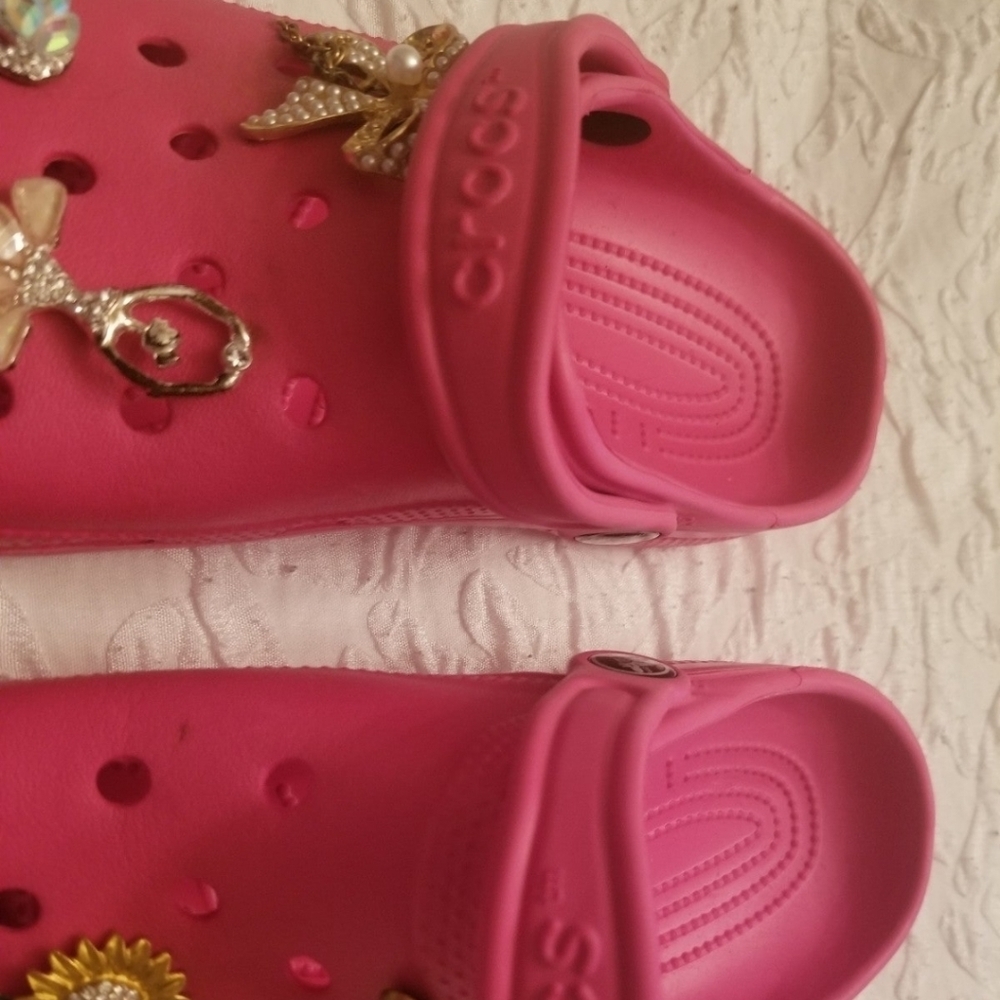 HP🔥🔥Crocs red woman sz 7 mens 5 w charms - Picture 5 of 6
